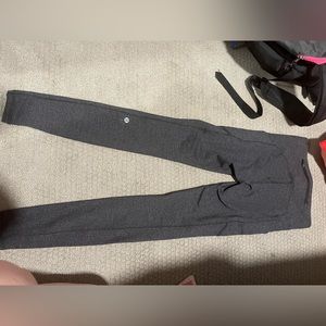 Lulu lemon Size 4 black/grey leggings with pockets